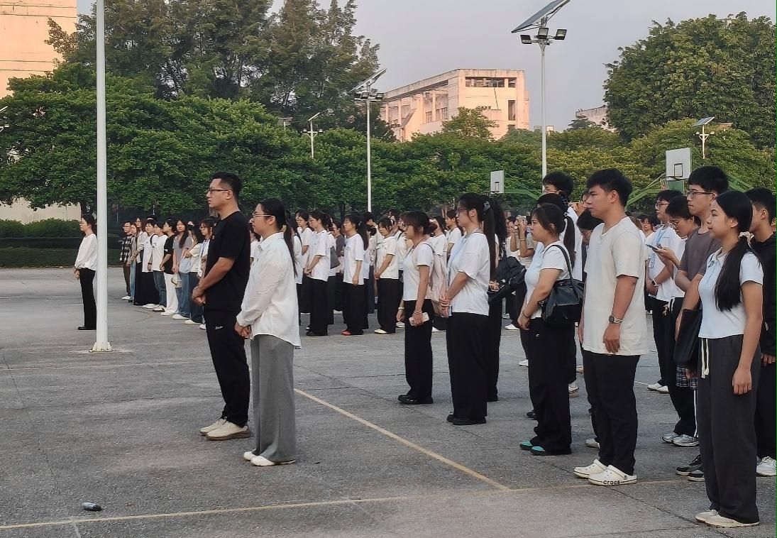 中文系举行“礼赞华诞续荣光，砥砺青春启新程”主题升旗仪式