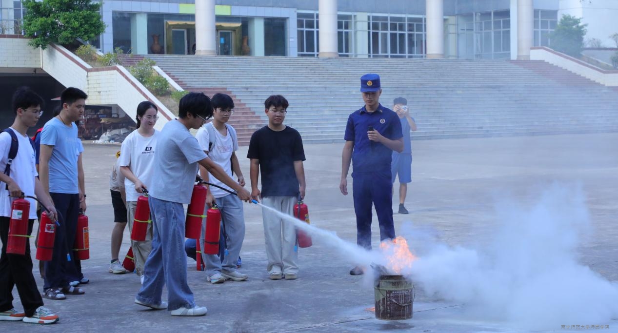 beat365官网开展2026年秋季学期消防安全知识培训讲座暨应急疏散演练